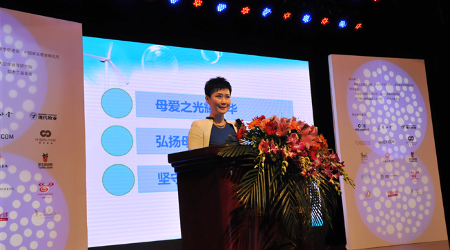 李小琳出席“中華母愛論壇”，接受新華網(wǎng)專訪