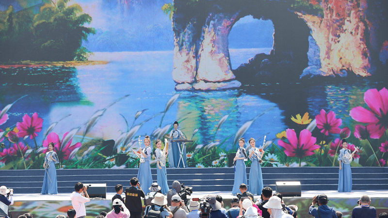 花語湖畔、香動凌源 女子水晶樂坊亮相第五屆中國凌源百合節(jié)