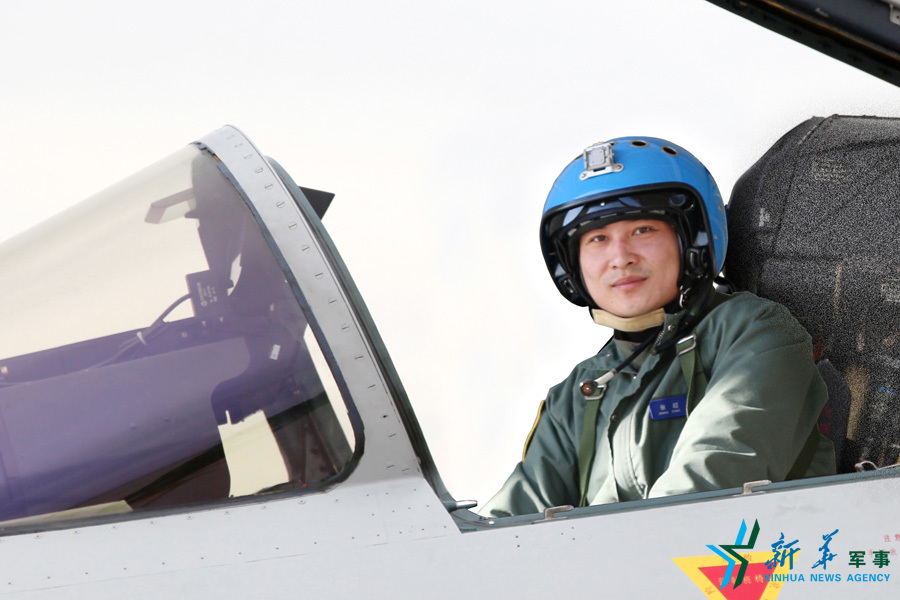↑戰(zhàn)機(jī)上準(zhǔn)備起飛的張超。