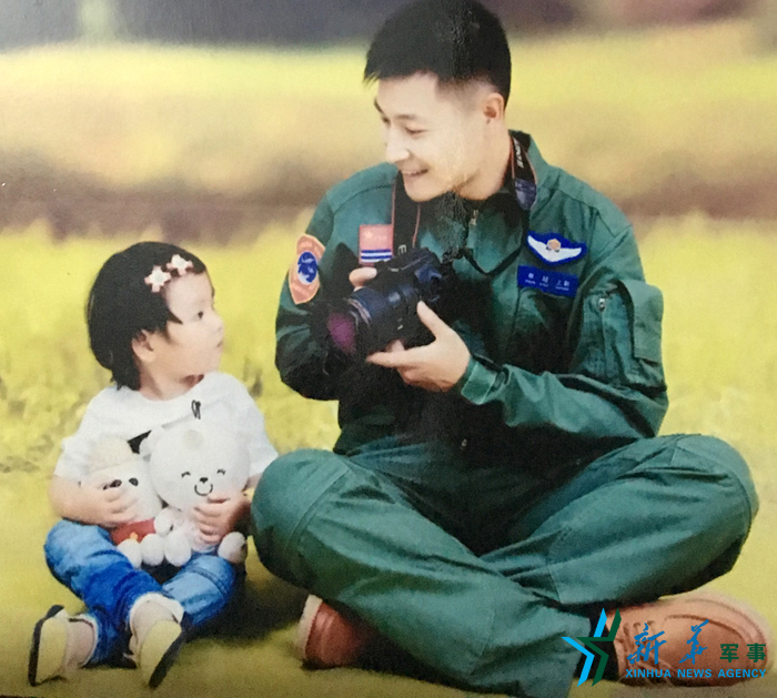 ↑資料圖片：被選為艦載戰(zhàn)斗機飛行員的張超與女兒合影。
