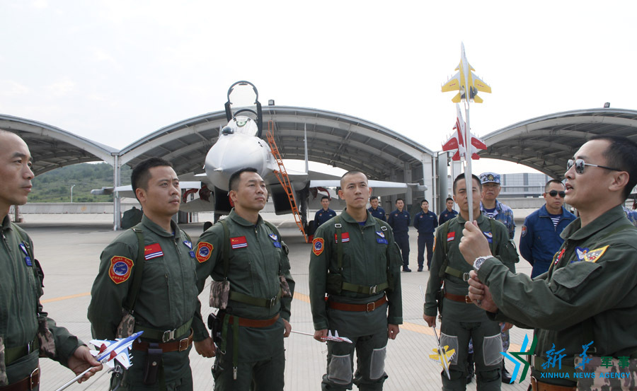 ↑海軍某艦載航空兵部隊(duì)部隊(duì)長(zhǎng)戴明盟帶領(lǐng)飛行員進(jìn)行地面模擬訓(xùn)練。