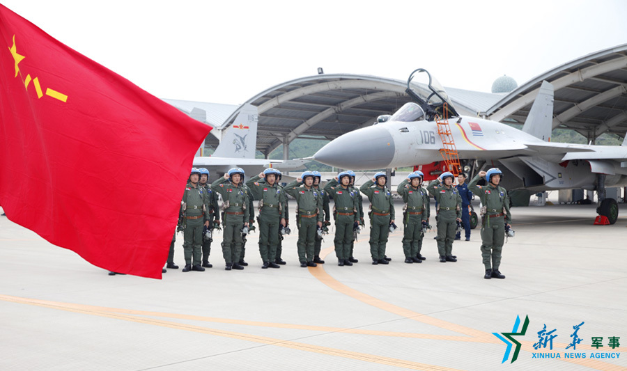 ↑軍旗招展，航空驕子對(duì)藍(lán)天宣誓。