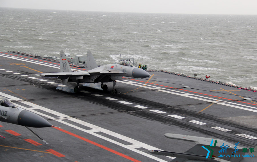 ↑資料圖片：艦載戰(zhàn)斗機(jī)下落著艦瞬間。