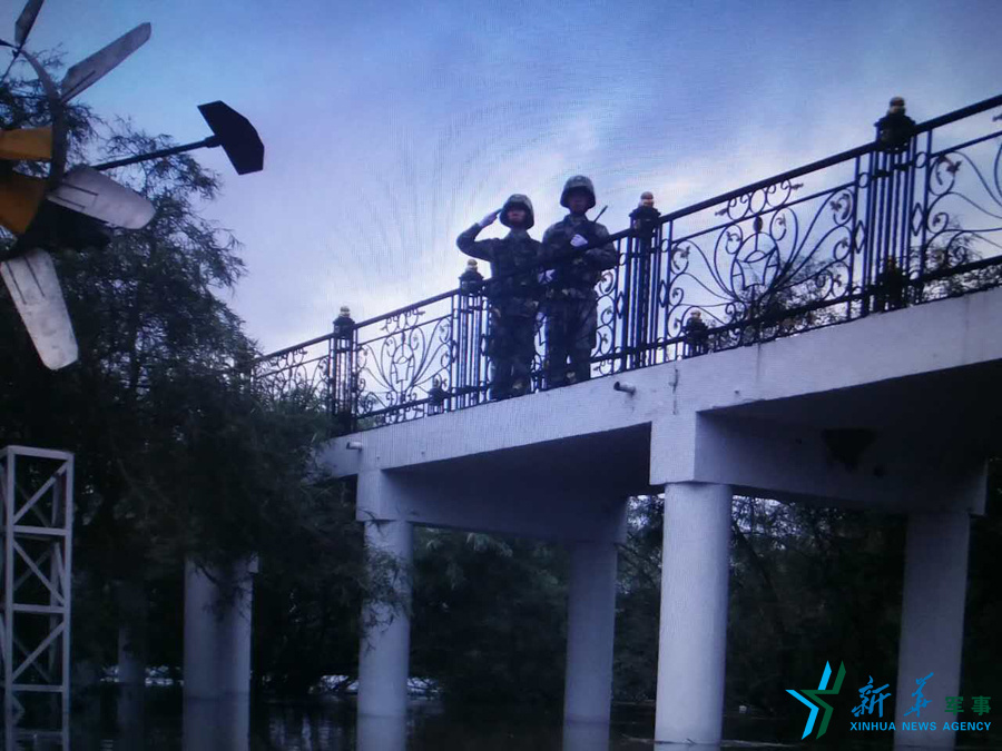 ↑中秋佳節(jié)，珍寶島的官兵在洪水中的堅(jiān)守。