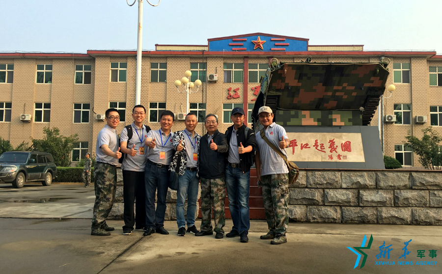 ↑“我們的長(zhǎng)征在路上”網(wǎng)絡(luò)名人在“平江起義團(tuán)”，為這支成為中國(guó)陸軍第一支信息化部隊(duì)點(diǎn)贊。