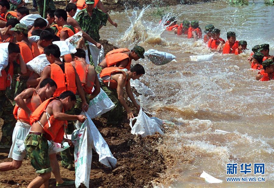 （圖文互動）（3）為了“中國號”巨輪揚帆遠航——中國共產(chǎn)黨領導下的人民軍隊忠于祖國、服務人民啟示錄