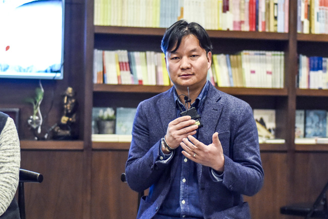 丁大為：烏銅走銀有三百年的歷史了，是云南地區(qū)獨有的技藝。這門技藝入門大概需要3年，學(xué)成需要20年。用語言去表達它其實是很難的。