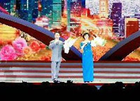 京劇演員于魁智、李勝素獻(xiàn)唱京劇《我是中國人》