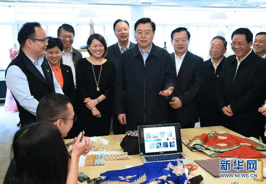 5月8日至11日，中共中央政治局常委、全國人大常委會委員長張德江在浙江調(diào)研。這是5月9日，張德江來到位于嘉興市的雅瑩服裝有限公司，了解公司的服裝設(shè)計、生產(chǎn)和銷售情況。新華社記者 馬占成 攝 
