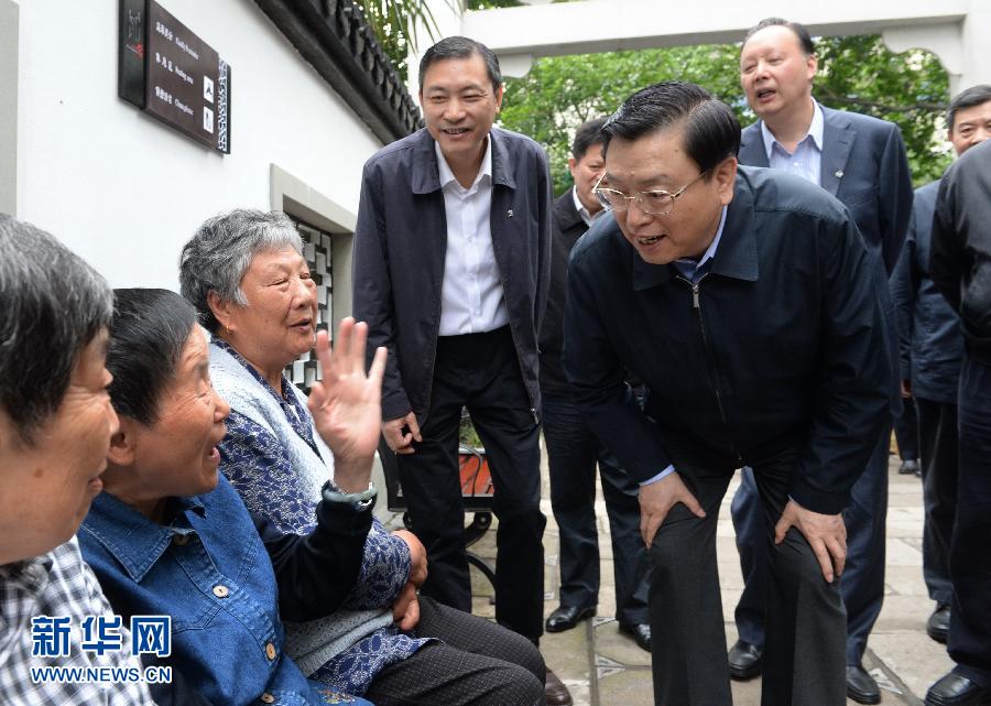 這是5月10日，張德江來到杭州市小營街道調(diào)研，并與市民親切交談。新華社記者 馬占成 攝 