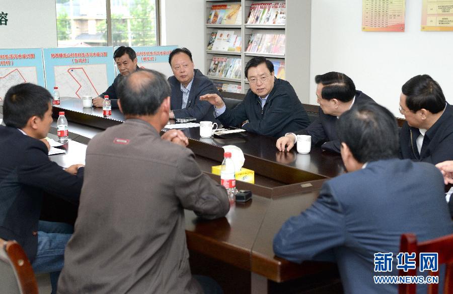 這是5月9日，張德江到湖州市妙西鎮(zhèn)調(diào)研，與基層人大代表座談。新華社記者 馬占成 攝 