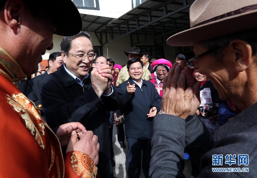 這是5月16日，俞正聲在香格里拉縣建塘鎮(zhèn)金龍社區(qū)與居民們親切交談。 新華社記者 劉衛(wèi)兵 攝