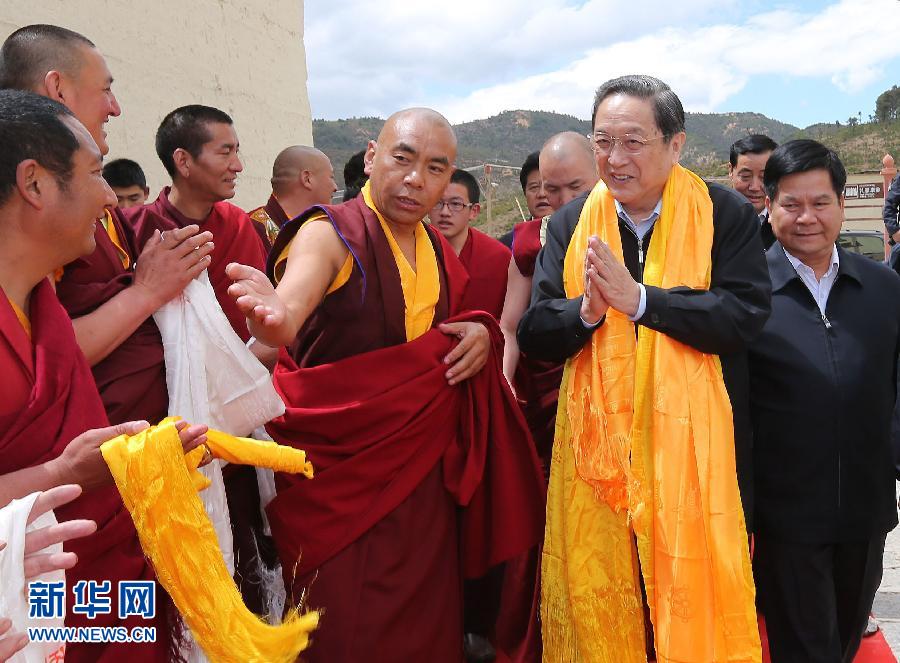 這是5月16日，俞正聲在松贊林寺看望宗教界人士。 新華社記者 劉衛(wèi)兵 攝