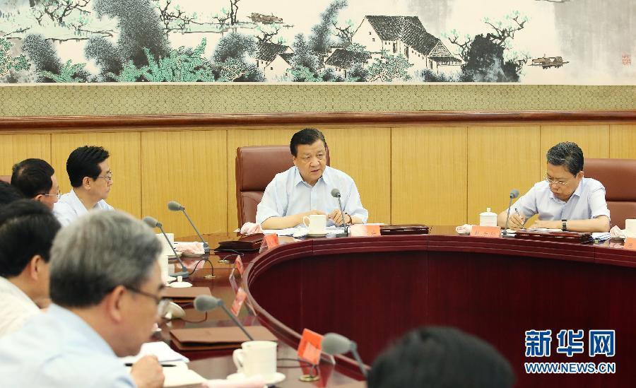 6月24日，中共中央政治局常委、中央黨的群眾路線教育實(shí)踐活動領(lǐng)導(dǎo)小組組長劉云山在北京主持召開中央黨的群眾路線教育實(shí)踐活動領(lǐng)導(dǎo)小組會議。新華社記者 姚大偉 攝 