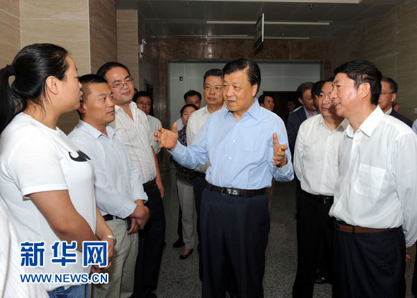 這是7月18日，劉云山在青海省政府行政服務(wù)和公共資源交易中心調(diào)研。新華社記者 饒愛(ài)民 攝