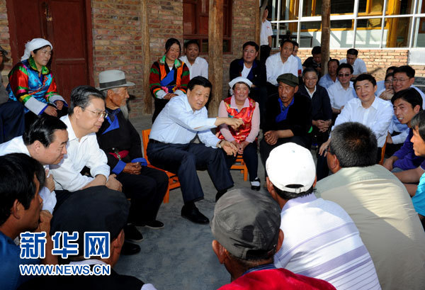 這是7月17日，劉云山在海東市互助土族自治縣東山鄉(xiāng)白牙合村同基層干部群眾座談。新華社記者 饒愛(ài)民 攝 