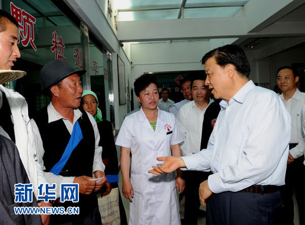 這是7月17日，劉云山在海東市互助土族自治縣中醫(yī)院調(diào)研。新華社記者 饒愛(ài)民 攝
