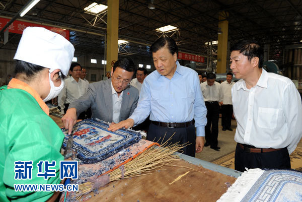 這是7月18日，劉云山在青海藏羊地毯集團(tuán)有限公司調(diào)研。新華社記者 饒愛(ài)民 攝