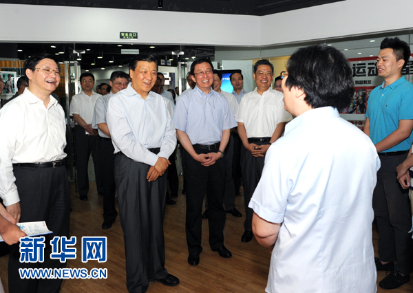 這是7月22日，劉云山在上海市靜安區(qū)就樓宇黨建工作進行調(diào)研。新華社記者 饒愛民 攝 
