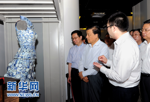 這是7月22日，劉云山在上海國家對外文化貿(mào)易基地調(diào)研。新華社記者 饒愛民 攝 