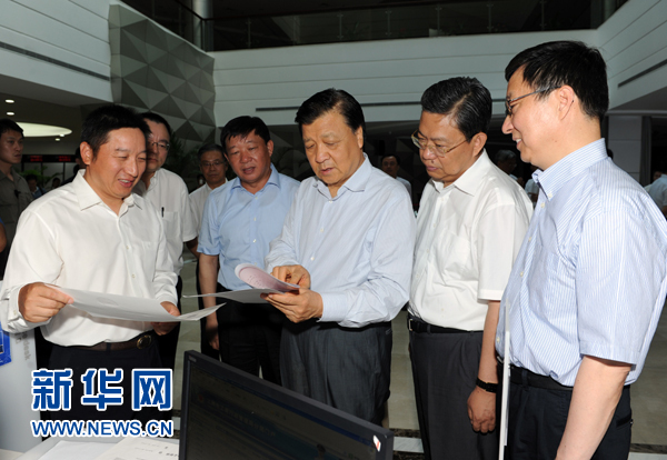  7月22日至23日，中共中央政治局常委、中央書記處書記劉云山在上海調(diào)研。這是7月22日，劉云山在中國（上海）自貿(mào)試驗區(qū)外高橋綜合服務大廳調(diào)研。新華社記者 饒愛民 攝 