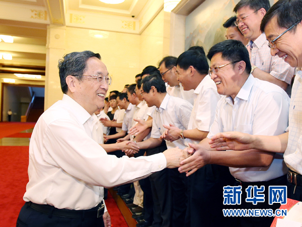 會前，俞正聲、張高麗接見援藏干部代表，向參加對口支援西藏工作的各地區(qū)各部門各單位和廣大援藏干部表示誠摯問候。新華社記者 姚大偉 攝