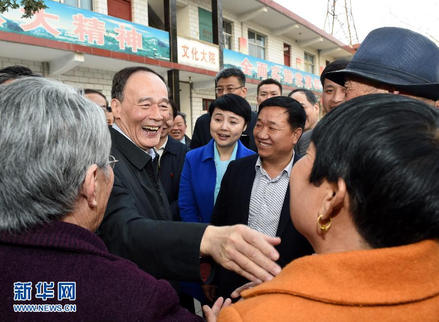 3月27日至28日，中共中央政治局常委、中央紀委書記王岐山到河南省調(diào)研，并主持召開座談會。這是3月27日王岐山在河南林州姚村鎮(zhèn)馮家口村同村民親切交談。 新華社記者 饒愛民 攝