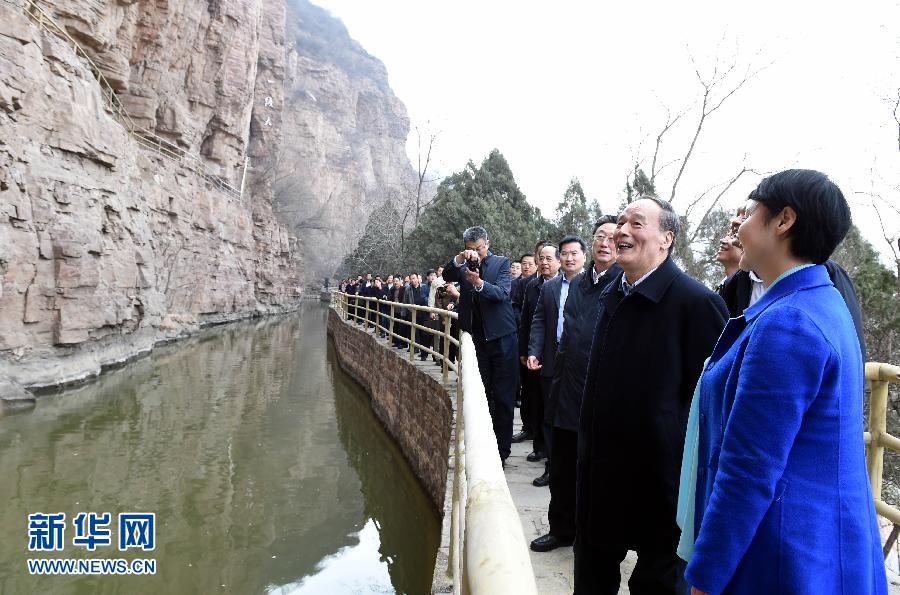3月27日至28日，中共中央政治局常委、中央紀委書記王岐山到河南省調(diào)研，并主持召開座談會。這是3月27日王岐山專程來到林州紅旗渠紀念館，參觀青年洞。 新華社記者 饒愛民 攝