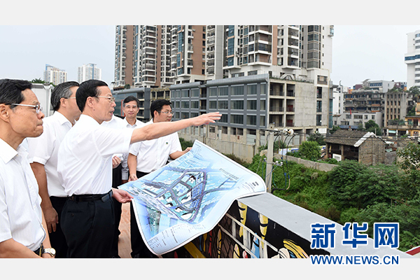 9月16日至18日，中共中央政治局常委、國務(wù)院副總理張高麗在廣西調(diào)研。這是9月16日，張高麗實地考察南寧水街棚戶區(qū)改造項目現(xiàn)場。 新華社記者張鐸攝 