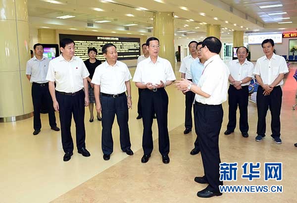 9月16日至18日，中共中央政治局常委、國務(wù)院副總理張高麗在廣西調(diào)研。這是9月17日，張高麗在南寧市公共資源交易中心對外服務(wù)大廳了解自治區(qū)簡政放權(quán)有關(guān)工作。 新華社記者張鐸攝