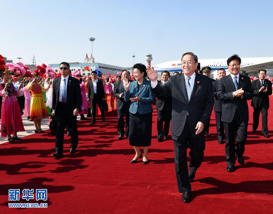  9月25日，以中共中央政治局常委、全國(guó)政協(xié)主席俞正聲為團(tuán)長(zhǎng)的中央代表團(tuán)飛抵烏魯木齊，出席新疆維吾爾自治區(qū)成立60周年慶?；顒?dòng)。新華社記者 饒愛(ài)民 攝