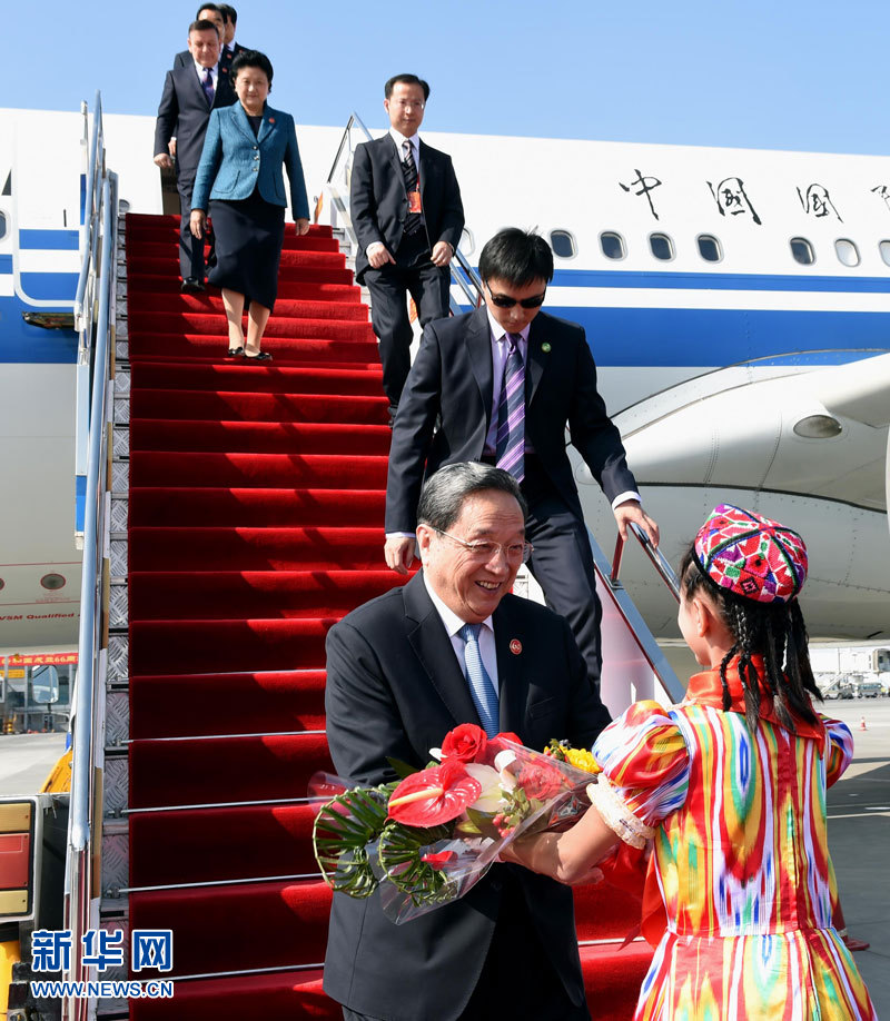 9月25日，以中共中央政治局常委、全國(guó)政協(xié)主席俞正聲為團(tuán)長(zhǎng)的中央代表團(tuán)飛抵烏魯木齊，出席新疆維吾爾自治區(qū)成立60周年慶?；顒?dòng)。新華社記者 饒愛(ài)民 攝