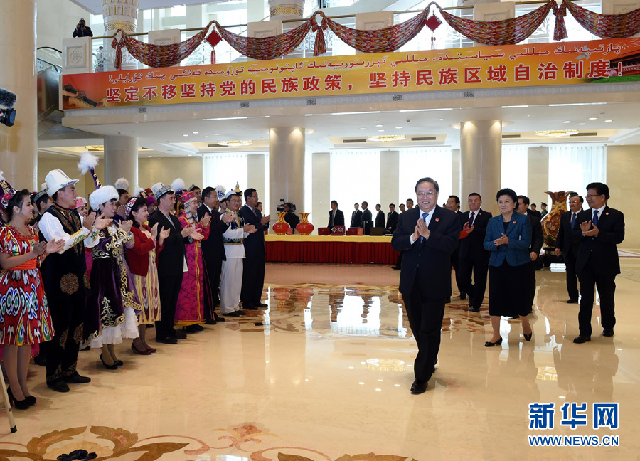 9月25日，中共中央政治局常委、全國(guó)政協(xié)主席、中央代表團(tuán)團(tuán)長(zhǎng)俞正聲率中央代表團(tuán)出席向新疆維吾爾自治區(qū)贈(zèng)送紀(jì)念品儀式。 新華社記者饒愛民 攝 