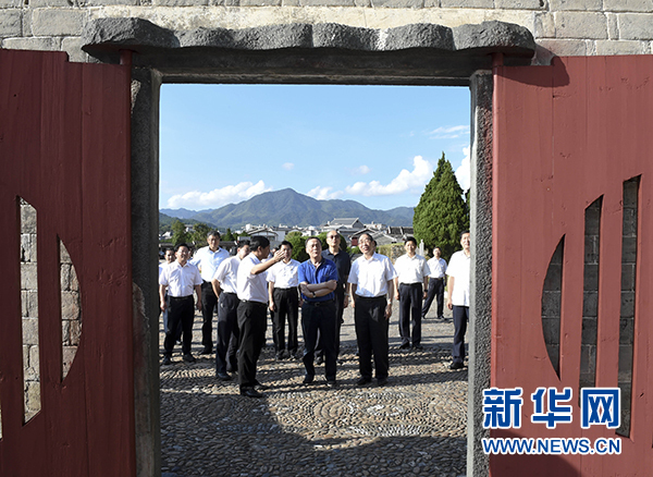 9月24日至26日，中共中央政治局常委、中央紀(jì)委書記王岐山在福建調(diào)研。這是9月24日，王岐山在上杭縣古田鎮(zhèn)參觀古田會(huì)議會(huì)址。新華社記者張鐸攝