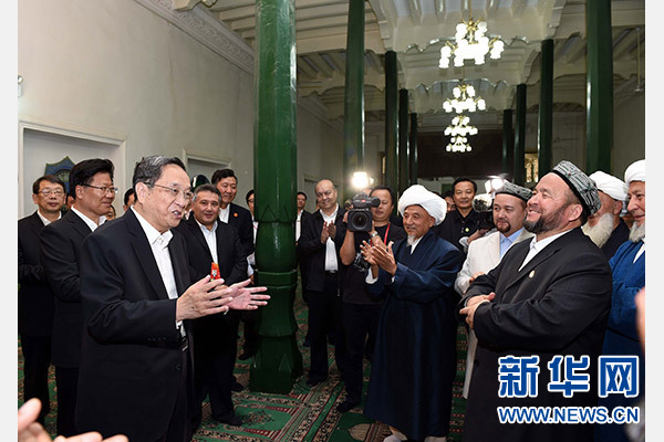 9月26日，中共中央政治局常委、全國政協(xié)主席、中央代表團團長俞正聲率中央代表團部分成員赴喀什看望各族干部群眾。這是俞正聲等來到喀什市艾提尕爾清真寺，與喀什地區(qū)宗教人士代表交流。新華社記者 饒愛民 攝  