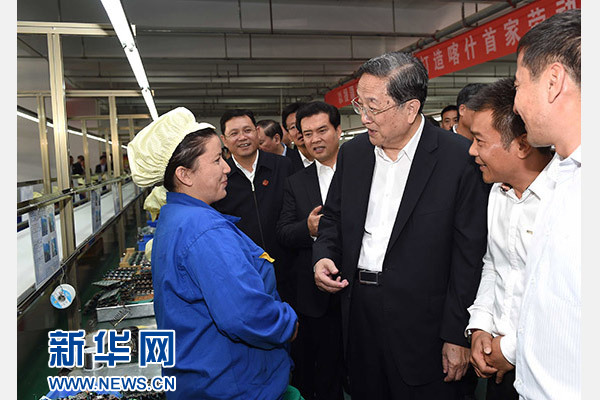 這是俞正聲等在喀什經(jīng)濟開發(fā)區(qū)深圳產(chǎn)業(yè)園視察電子產(chǎn)品生產(chǎn)線，并與現(xiàn)場工人親切交流。新華社記者 饒愛民 攝