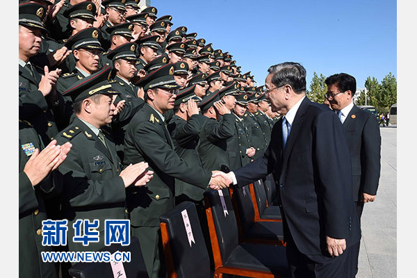 這是俞正聲等赴南疆軍區(qū)慰問，會見官兵代表。新華社記者 饒愛民 攝