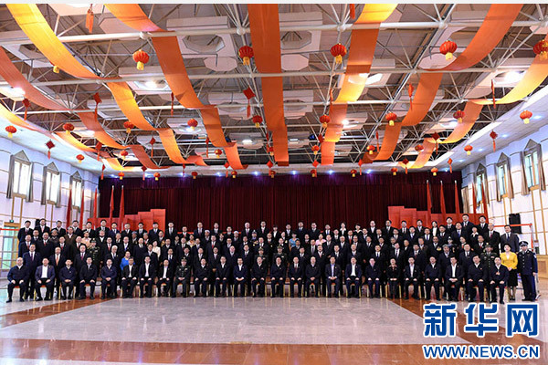這是俞正聲同喀什地區(qū)有關負責同志、各界人士代表、援疆干部代表合影留念。新華社記者 饒愛民 攝