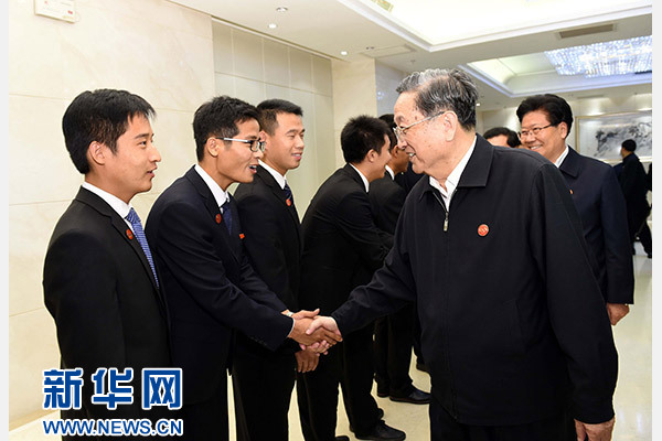這是俞正聲會見在喀什地區(qū)鄉(xiāng)鎮(zhèn)工作的內地高校畢業(yè)生代表。新華社記者 饒愛民 攝