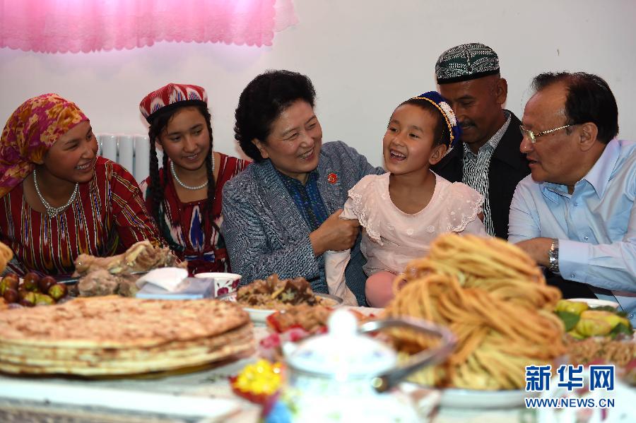 9月26日，中共中央政治局委員、國務(wù)院副總理、中央代表團(tuán)副團(tuán)長劉延?xùn)|率中央代表團(tuán)分團(tuán)到和田地區(qū)看望慰問各族干部群眾。這是劉延?xùn)|在和田市團(tuán)結(jié)新村與維吾爾族群眾在一起。新華社記者張領(lǐng)攝