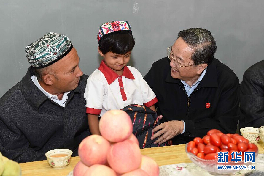 9月27日，中共中央政治局常委、全國政協(xié)主席、中央代表團團長俞正聲率中央代表團部分成員赴喀什地區(qū)莎車縣看望各族干部群眾。這是俞正聲到新疆生產(chǎn)建設兵團第三師莎車農(nóng)場維吾爾族團場職工家中看望，并向小朋友贈送學習用品。新華社記者 饒愛民 攝