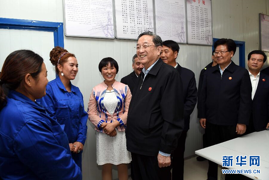 9月27日，中共中央政治局常委、全國政協(xié)主席、中央代表團團長俞正聲率中央代表團部分成員來到新疆英吉沙縣喀什中興手套有限公司考察。新華社記者 饒愛民 攝 