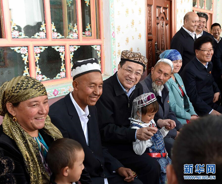 9月27日，中共中央政治局常委、全國政協(xié)主席、中央代表團團長俞正聲率中央代表團部分成員赴喀什地區(qū)莎車縣看望各族干部群眾。這是俞正聲在莎車縣艾力西湖鎮(zhèn)21村看望維吾爾族村民阿布來提·阿不力孜一家。新華社記者 饒愛民 攝