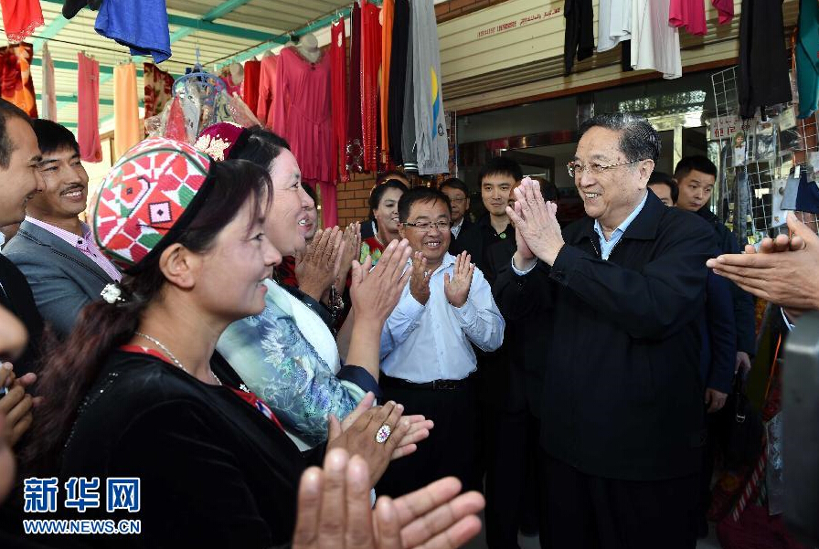 9月27日，中共中央政治局常委、全國政協(xié)主席、中央代表團團長俞正聲率中央代表團部分成員赴喀什地區(qū)莎車縣看望各族干部群眾。這是俞正聲在莎車縣艾力西湖鎮(zhèn)21村看望慰問維吾爾族群眾。新華社記者 饒愛民 攝