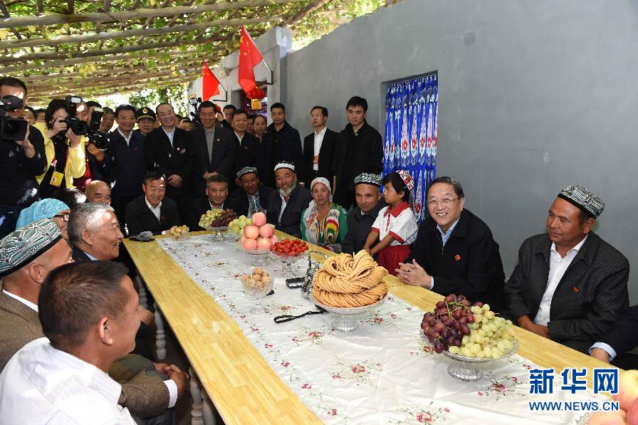 9月27日，中共中央政治局常委、全國政協(xié)主席、中央代表團團長俞正聲率中央代表團部分成員赴喀什地區(qū)莎車縣看望各族干部群眾。這是俞正聲到新疆生產(chǎn)建設兵團第三師莎車農(nóng)場維吾爾族團場職工家中看望。新華社記者 饒愛民 攝