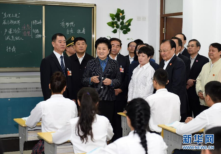 9月27日，中共中央政治局委員、國務(wù)院副總理、中央代表團(tuán)副團(tuán)長劉延?xùn)|率中央代表團(tuán)分團(tuán)，帶著黨中央、國務(wù)院的親切關(guān)懷和全國各族人民的深切情誼，來到和田地區(qū)、阿克蘇地區(qū)慰問各族干部群眾，并祝賀大家中秋節(jié)快樂。這是劉延?xùn)|視察對口援建的和田天津中學(xué)。新華社記者 張領(lǐng) 攝