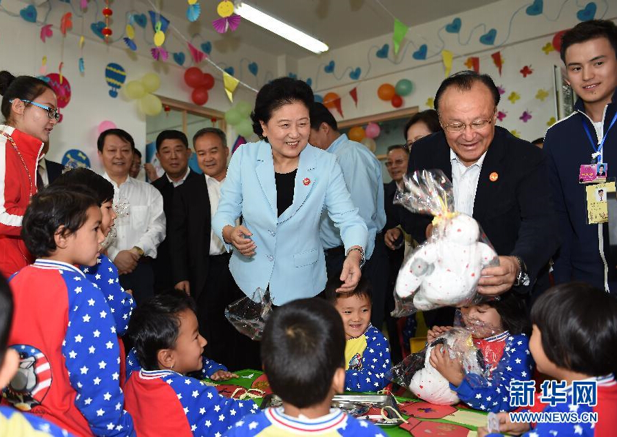 9月27日，中共中央政治局委員、國務(wù)院副總理、中央代表團(tuán)副團(tuán)長劉延?xùn)|率中央代表團(tuán)分團(tuán)，帶著黨中央、國務(wù)院的親切關(guān)懷和全國各族人民的深切情誼，來到和田地區(qū)、阿克蘇地區(qū)慰問各族干部群眾，并祝賀大家中秋節(jié)快樂。這是劉延?xùn)|在阿克蘇市“雙語”幼兒園與孩子們在一起。新華社記者 張領(lǐng) 攝