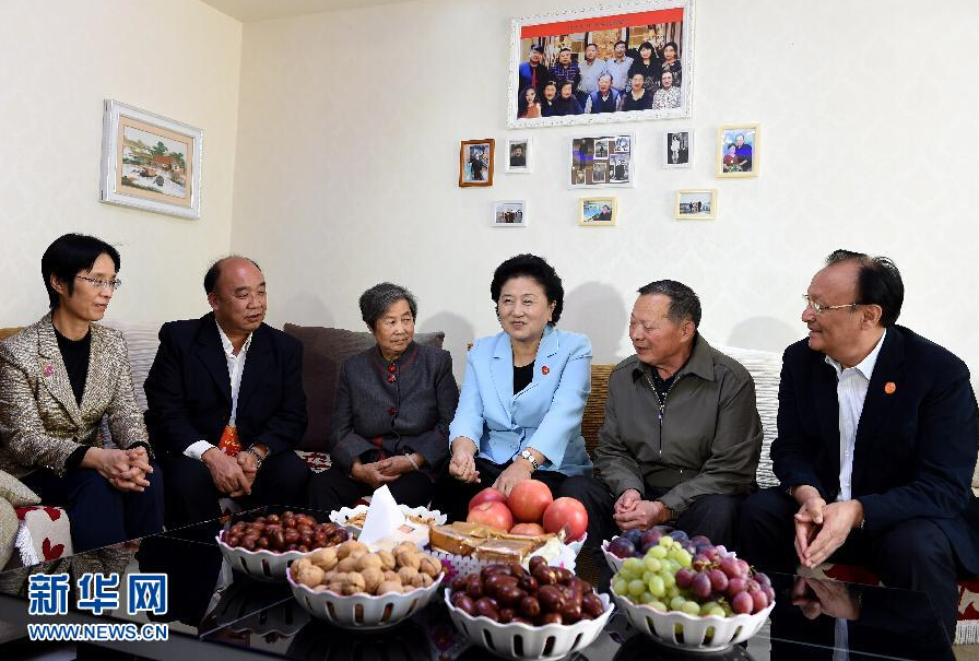 9月27日，中共中央政治局委員、國務(wù)院副總理、中央代表團(tuán)副團(tuán)長劉延?xùn)|率中央代表團(tuán)分團(tuán)，帶著黨中央、國務(wù)院的親切關(guān)懷和全國各族人民的深切情誼，來到和田地區(qū)、阿克蘇地區(qū)慰問各族干部群眾，并祝賀大家中秋節(jié)快樂。這是劉延?xùn)|來到新疆生產(chǎn)建設(shè)兵團(tuán)第一師五團(tuán)團(tuán)場退休職工包春祥家中慰問。新華社記者 張領(lǐng) 攝