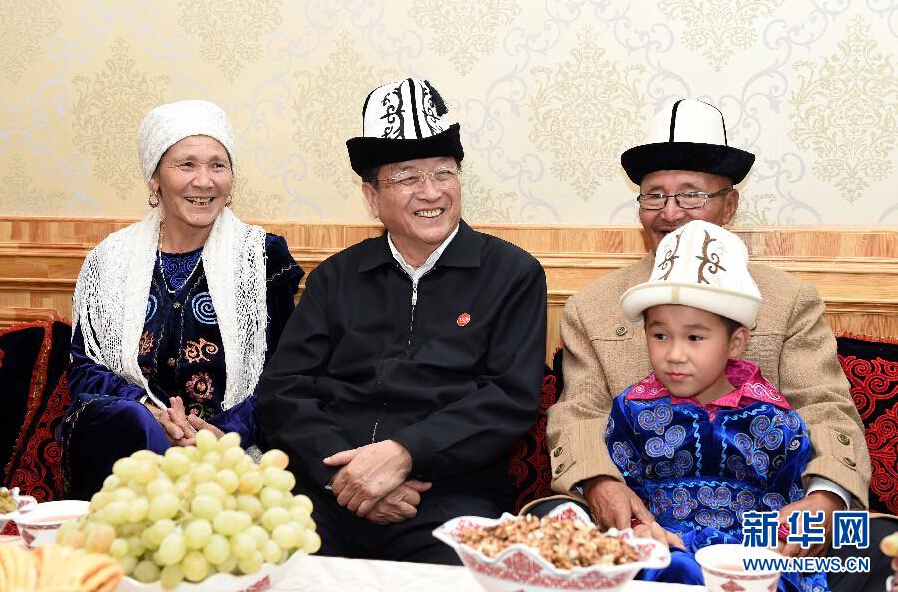 9月28日，中共中央政治局常委、全國政協(xié)主席、中央代表團(tuán)團(tuán)長俞正聲率中央代表團(tuán)部分成員赴祖國最西端的新疆克孜勒蘇柯爾克孜自治州看望慰問各族干部群眾。這是俞正聲來到阿圖什市光明街道辦事處團(tuán)結(jié)路社區(qū)看望柯爾克孜族居民。新華社記者 饒愛民 攝