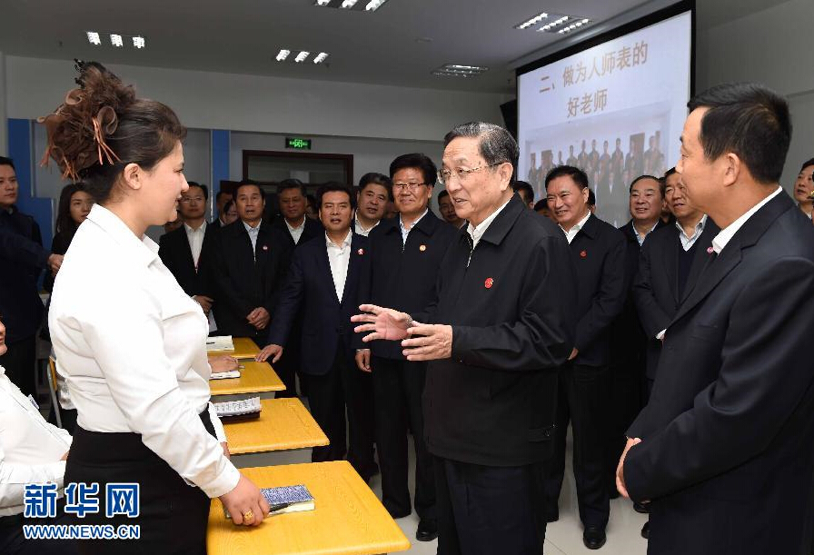 9月28日，中共中央政治局常委、全國政協(xié)主席、中央代表團(tuán)團(tuán)長俞正聲率中央代表團(tuán)部分成員赴祖國最西端的新疆克孜勒蘇柯爾克孜自治州看望慰問各族干部群眾。這是俞正聲來到克州雙語師資培訓(xùn)學(xué)校，與老師、學(xué)員交流談心。新華社記者 饒愛民 攝